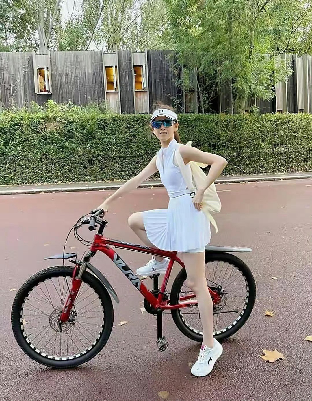 章泽天英国生活被曝光！住伦敦高档小区，天天骑车打网球。打扮老清纯甜美了，跟学生妹