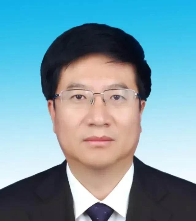 李盈，1967年生于辽宁铁岭，19岁时即1986年参加高考考上大学本科，就读于内