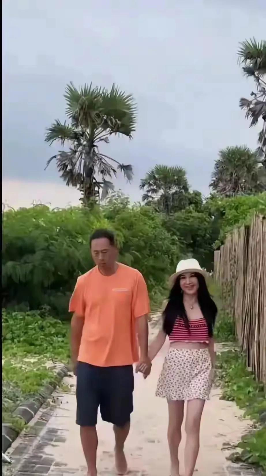 温碧霞今年59岁，张丹红也是59岁。她们的爱情都甜蜜蜜，黄昏恋也很美好哦。少来夫