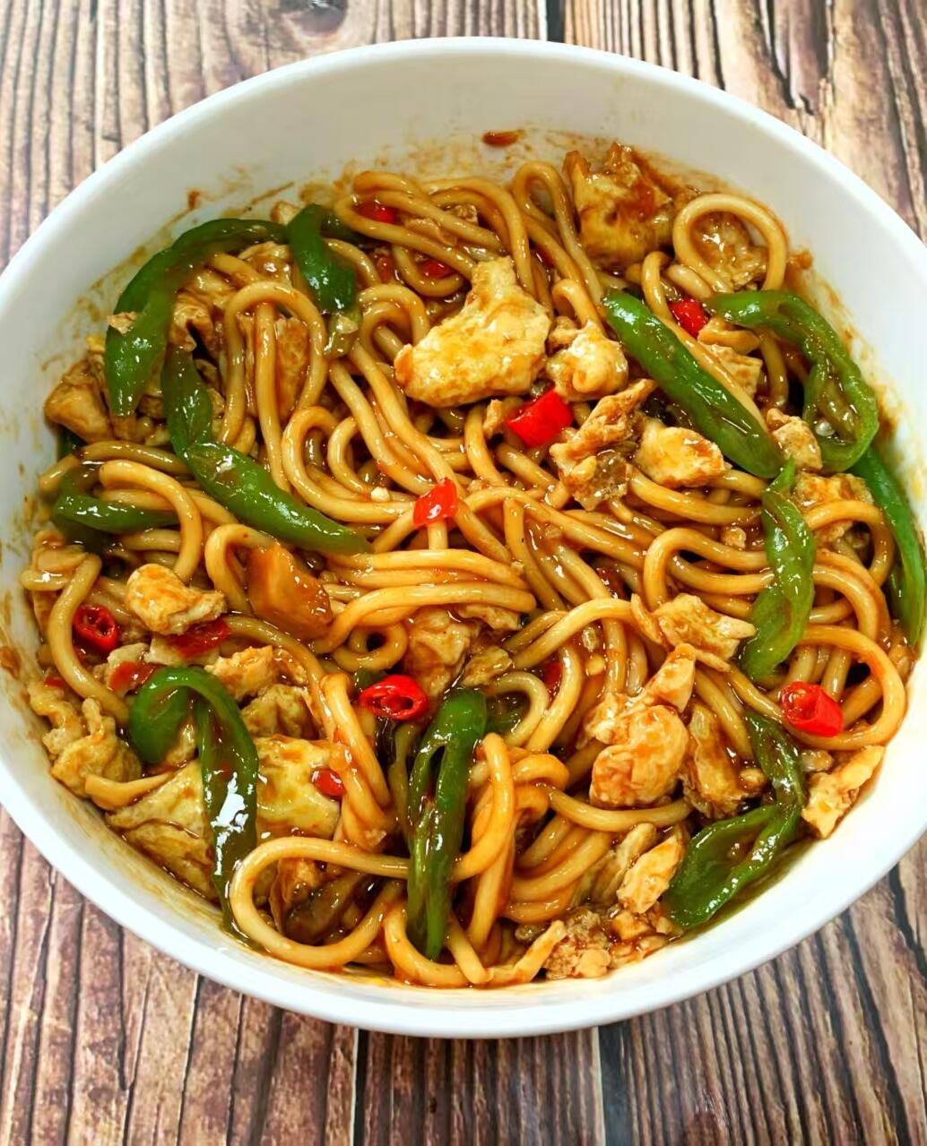 青椒鸡蛋拌面｜3步搞定，再也不用点外卖打工人、学生党必看！青椒鸡蛋拌面，全程