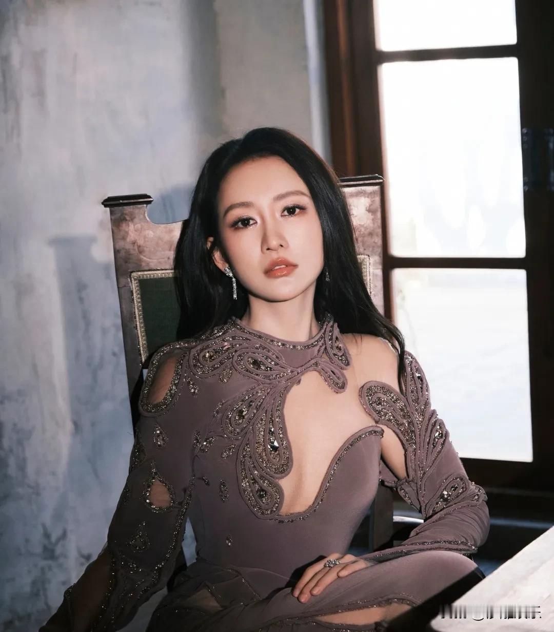 王鸥，深夜官宣！3月17日的深夜，当吃瓜群众还在蹲守内娱恋情瓜时，王鸥却悄悄