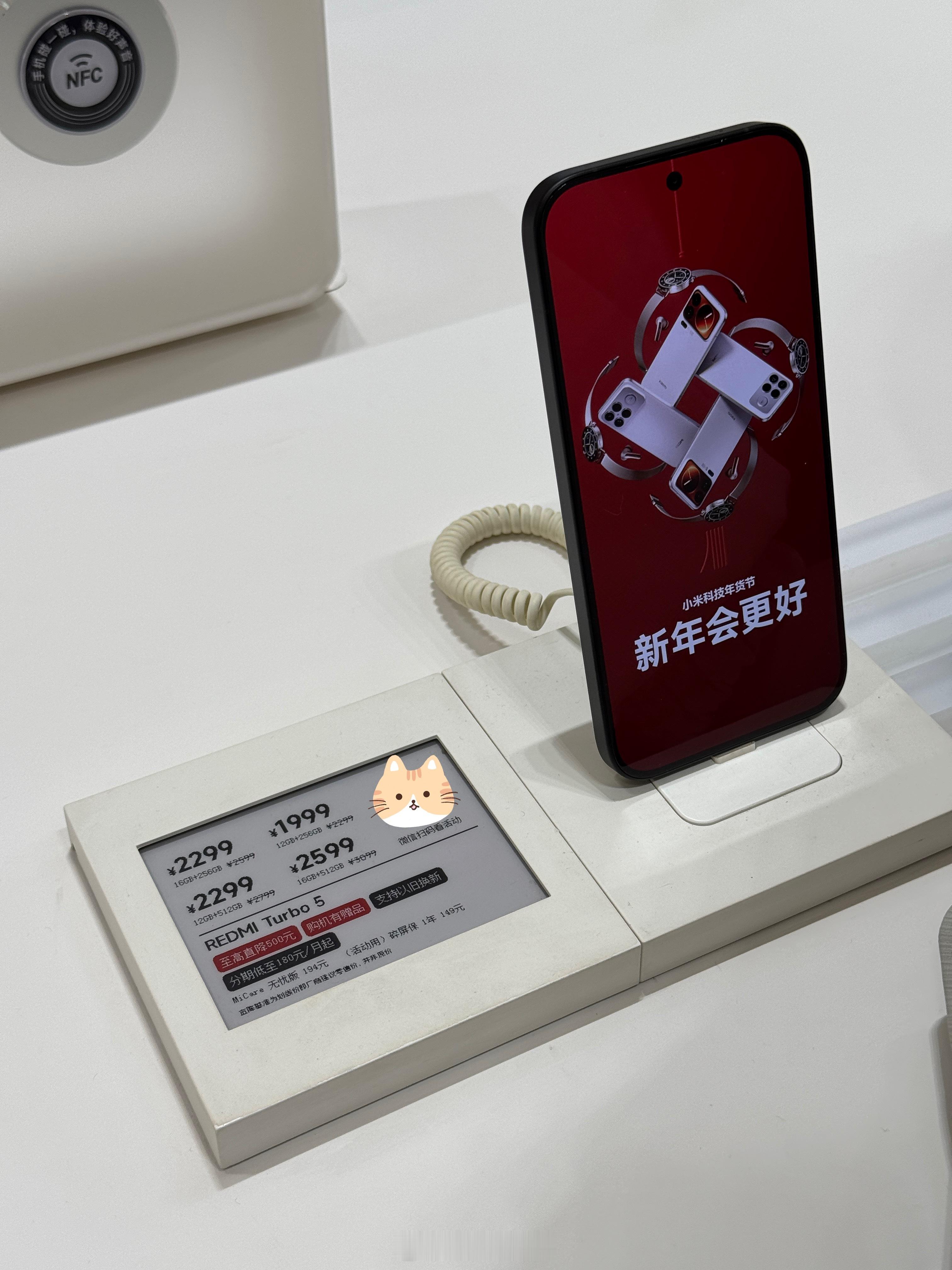 家里小孩子期末考得不错，答应给她买台手机，逛了小米、OPPO、vivo三家店，发