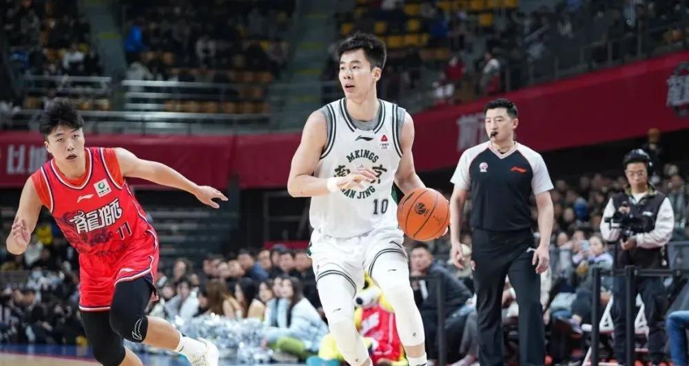 郭昊文不是“被黑”，他是又一次把自己推上了悬崖。这个2000年出生、203厘米