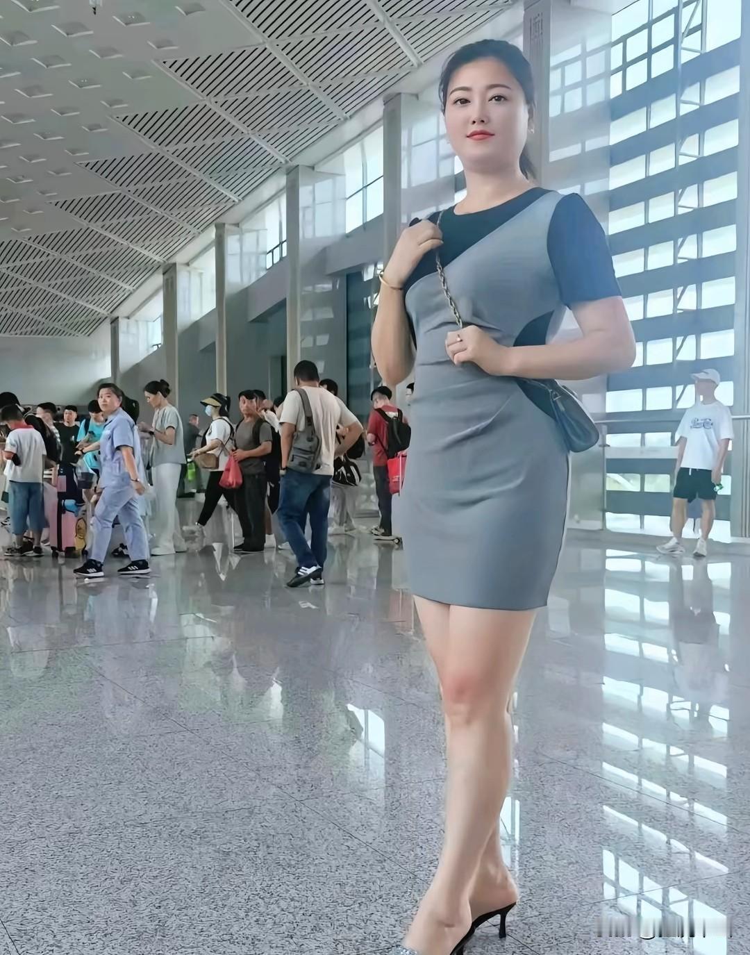 旅途匆匆，好好享受属于自己的时光，自在且从容，气质女人味十足气质美女闪亮登场