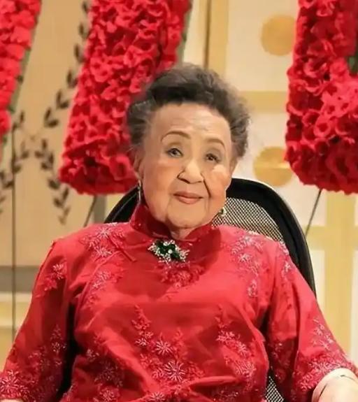 严幼韵的女儿说，我妈妈有几千件旗袍，随便拿出一件，面料都特别好，拿来收藏都完全够