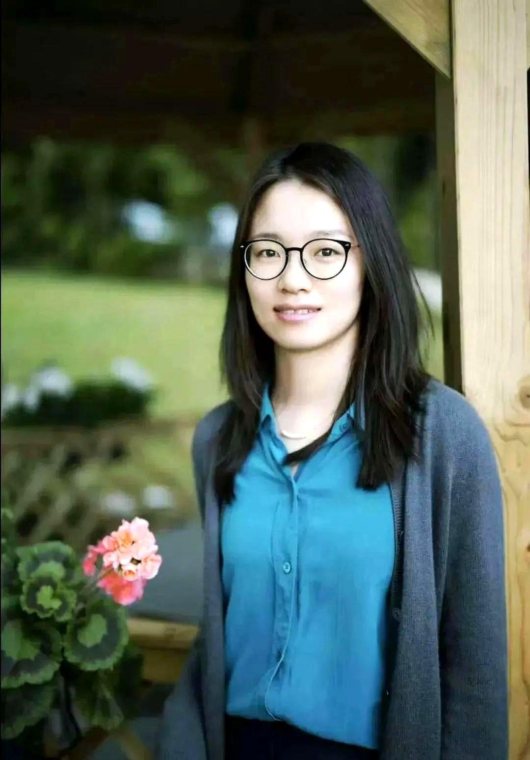 都说巾帼不让须眉，34岁的数学家王虹比34岁的韦神韦东奕厉害多了呀！王虹在北