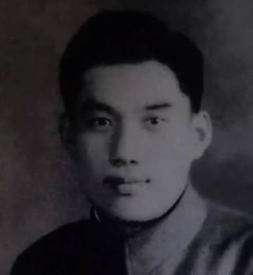 1945年4月的一天，地下党李振远刚接完头，就遇见一个要饭的。要饭的抱住他的腿，
