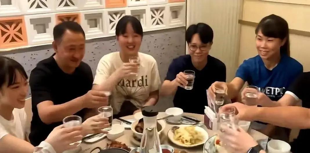 林昀儒坐张本父女旁边笑，难道就因为去了日本，就把退路堵死了吗澳门世界杯那几天，