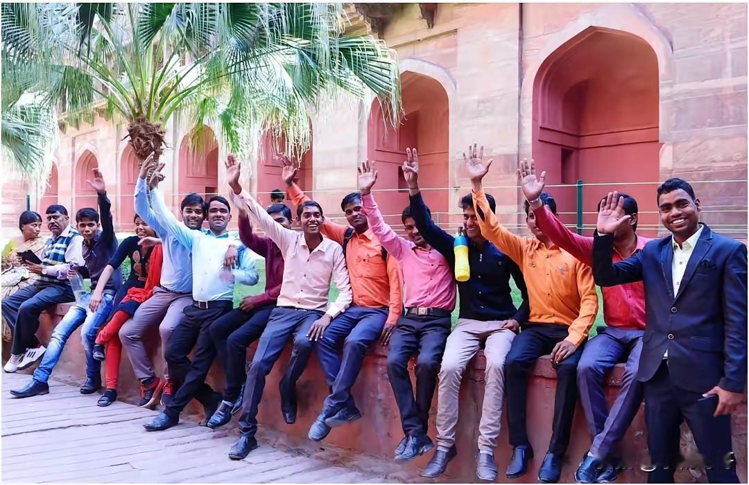 一帮印度留学生！赖着不走的原因是，因为他们喜欢东方大国，还是因为东方