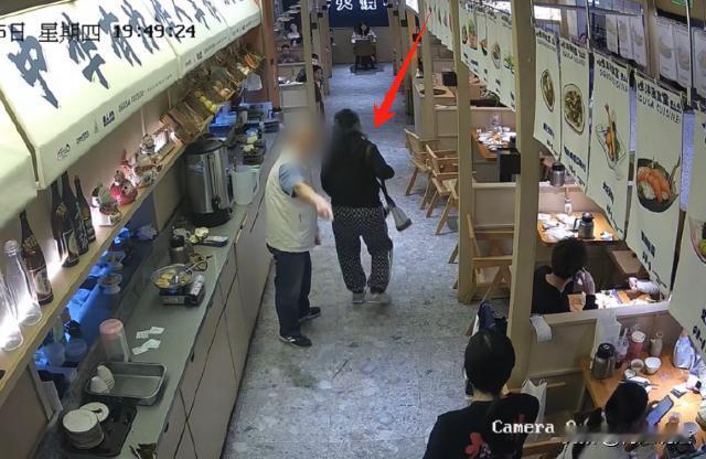 深圳，“在我老家，我就砸死你。”一女子，带着自己妈妈到深圳旅游，在一家饭馆里吃饭