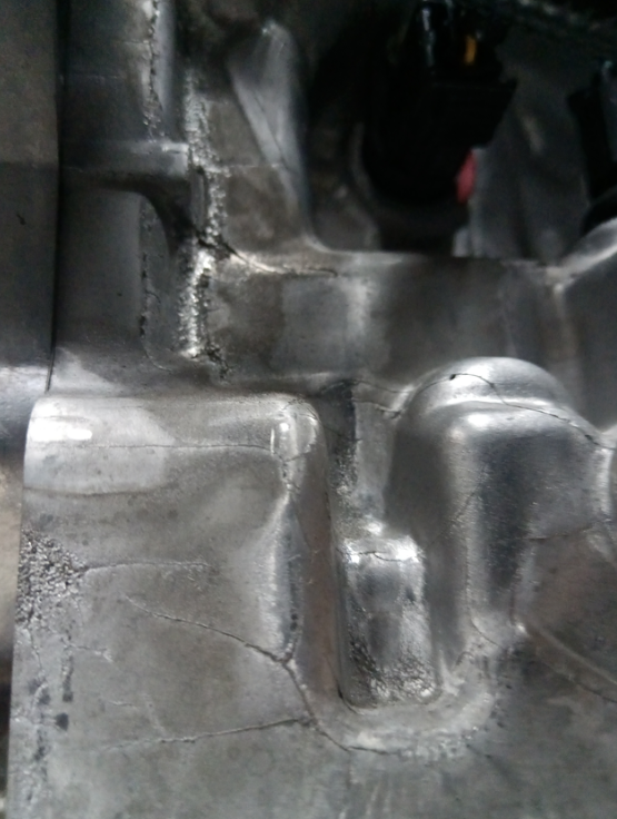 十一代思域打开机仓盖往下看，变速箱机壳有裂痕，网上已经出现一列了，今天我也检查了