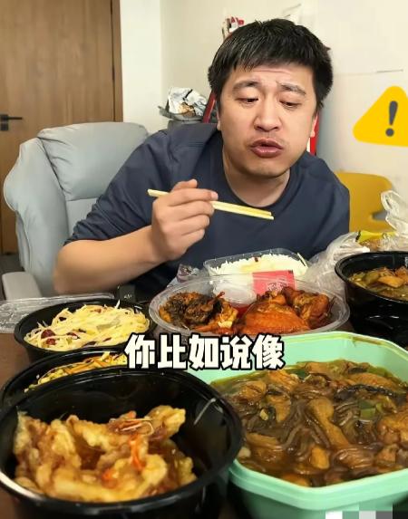 这是张雪峰昨天（猝死当天）中午出镜吃午饭的画面。1碗米饭6碟菜。盛菜用的是塑料盆