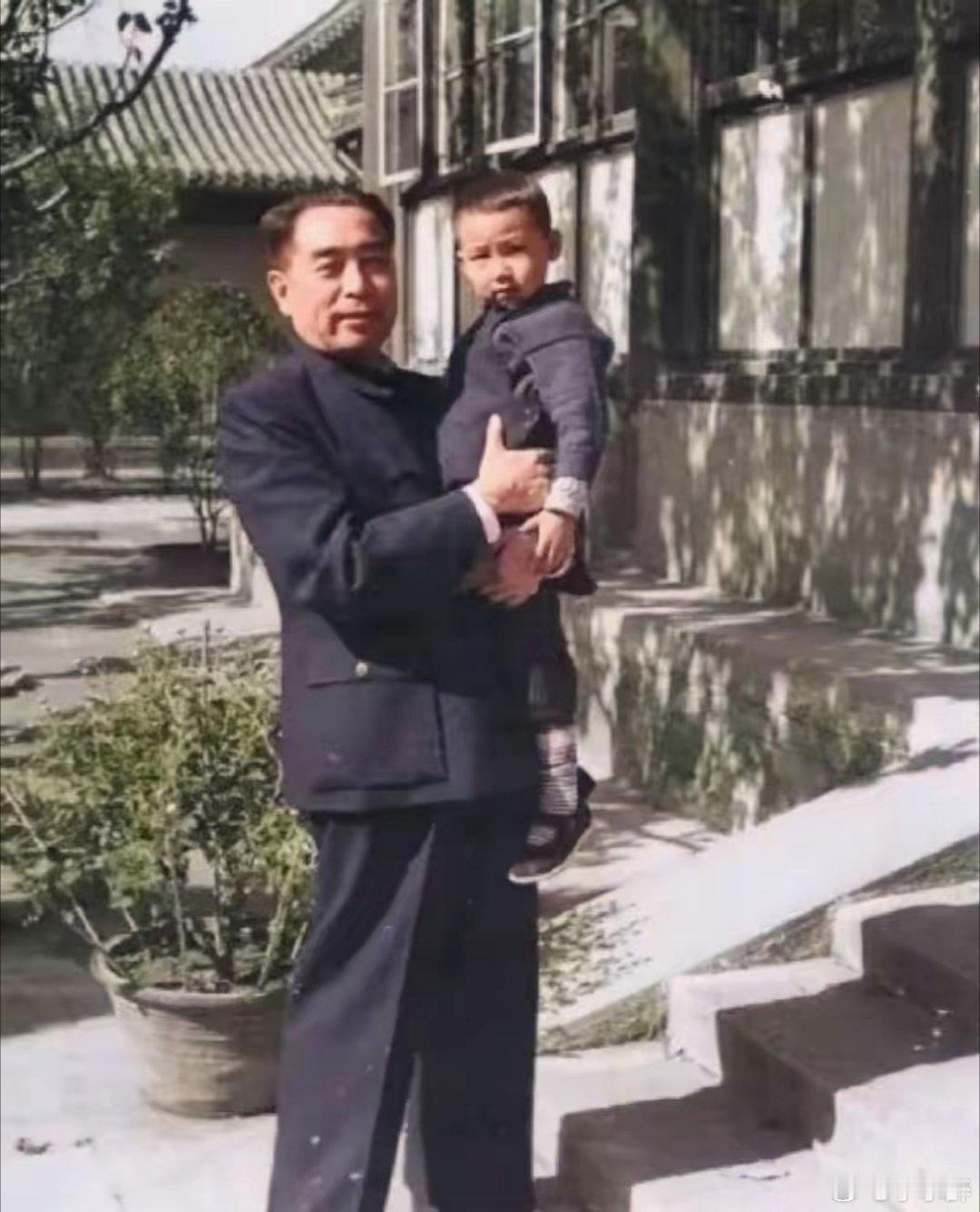 瞧见我们深爱的周总理展露笑颜，恰似春风轻拂、细雨润物，心头瞬间盈满温馨暖流。他可