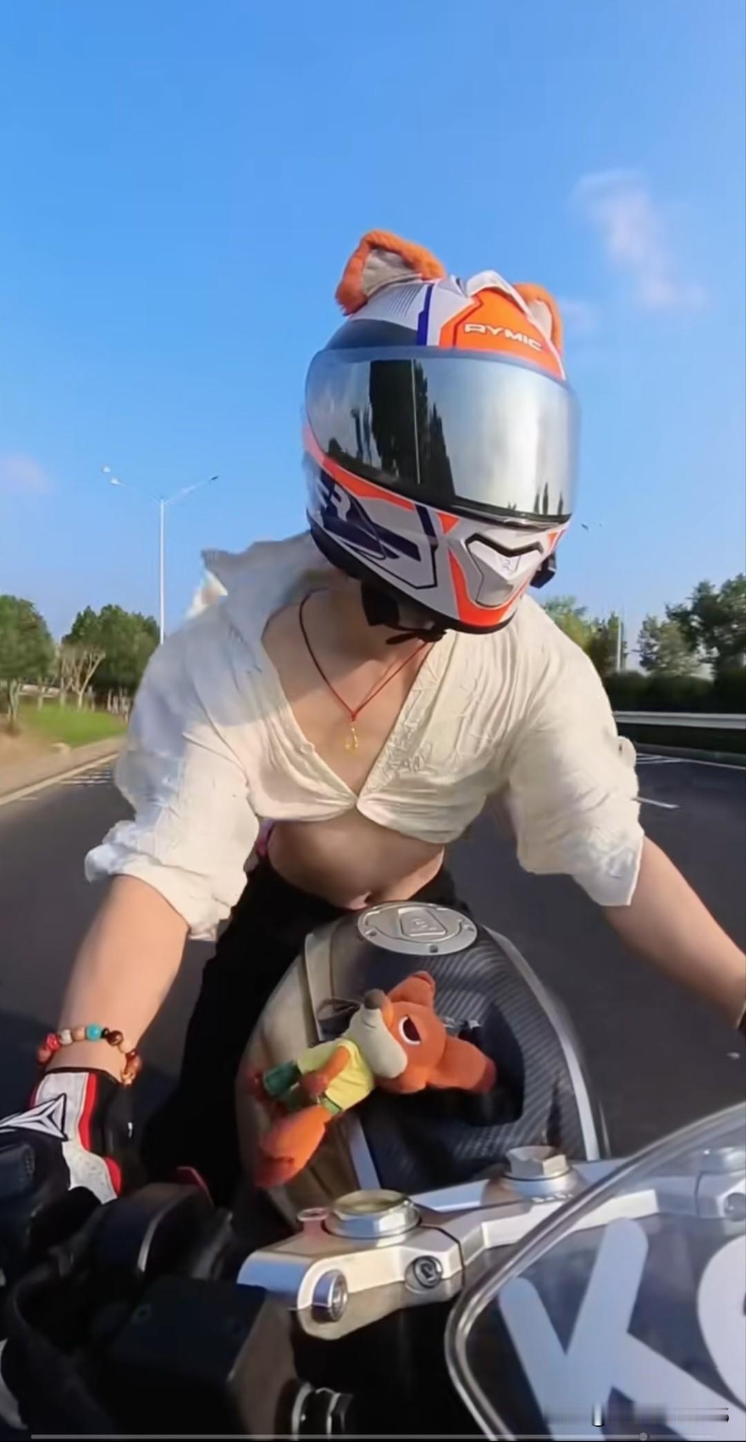 这头盔，这手链，还有这毛绒玩具；以及这随风起舞的飘逸白纱…打眼一扫，还以为这