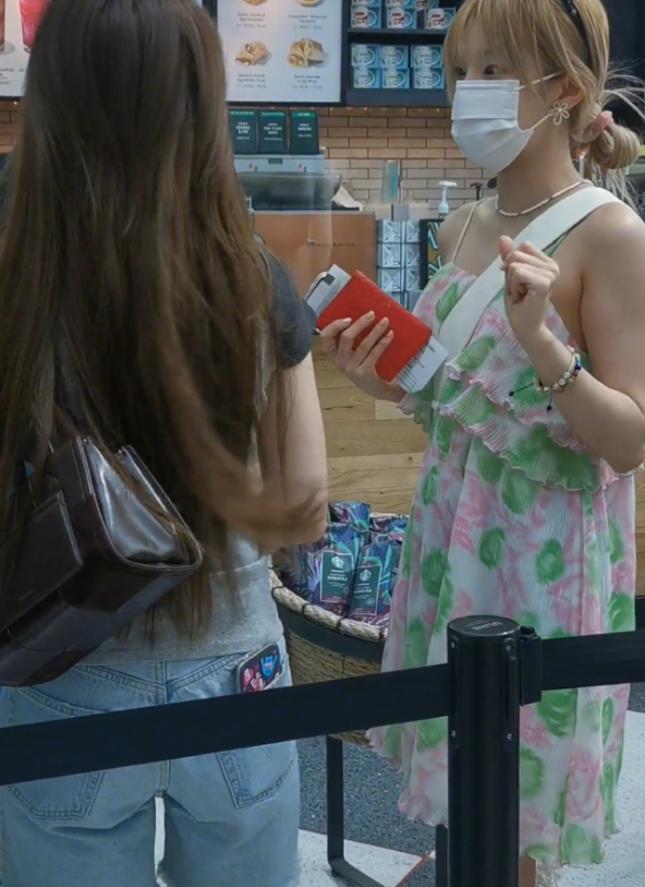 宋雨琦穿的这大厚底的鞋子跟不矮吧懂得都懂，估计里头还得垫点，叶舒华穿的是纯平跟