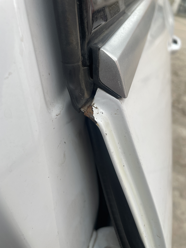 22款的比亚迪宋pro车门生锈前段时间刚把前面2个门换了，今天又发现左后面胶条