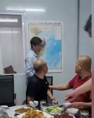 这越南人也真是，在饭局上指着世界地图，对着两个无权无职的普通大国人说，南海的东沙