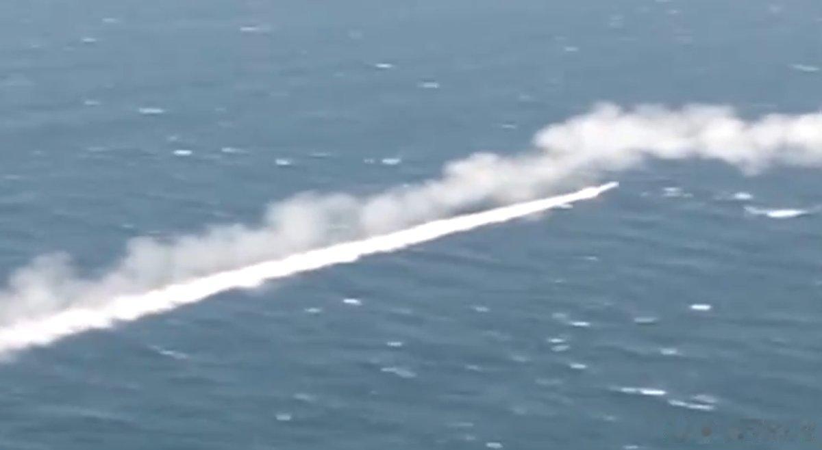 YJ18超低空打击并不是首见哈几年前就有YJ18超低空攻击视频照片图3图4。大家