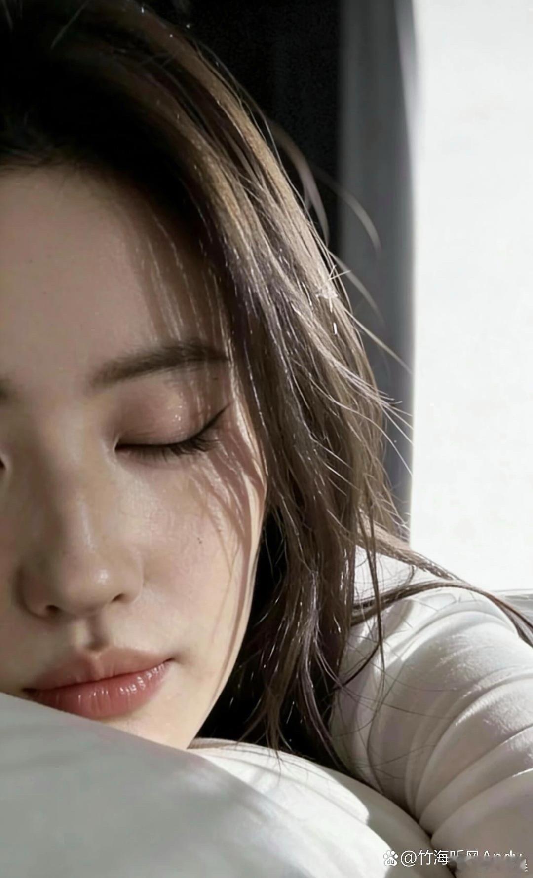 刘亦菲日常慵懒风写真又出圈了，松弛随性，美得毫不费力。