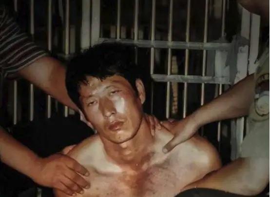 2005年，白宝山情人谢宗芬被提前释放，当狱警把她送到大门口后，她没有选择回家，