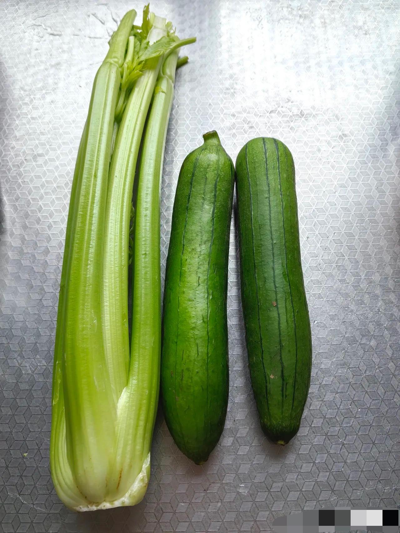 谁去上海菜场不得倒吸一口凉气啊!小青菜14.8元一斤,香菜菠菜直接飙到20元