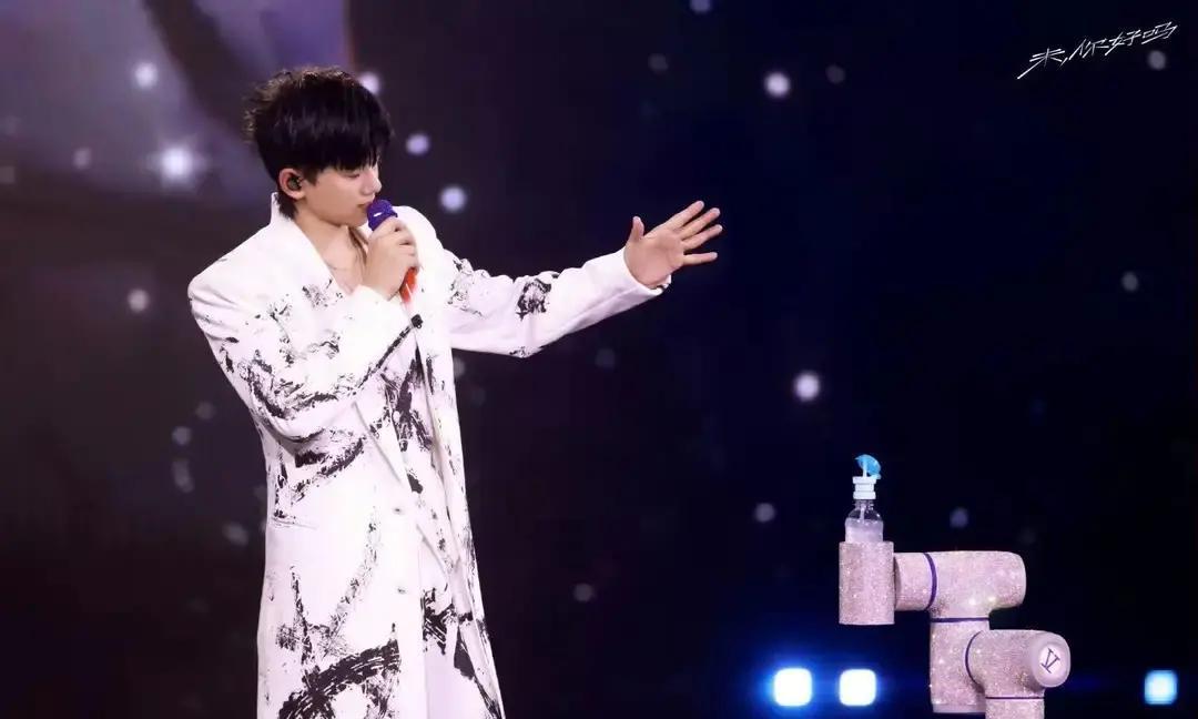 张杰连唱9场后失声，粉丝却逼他加场！他嗓子出血那天，澳门站门票1分钟抢空。