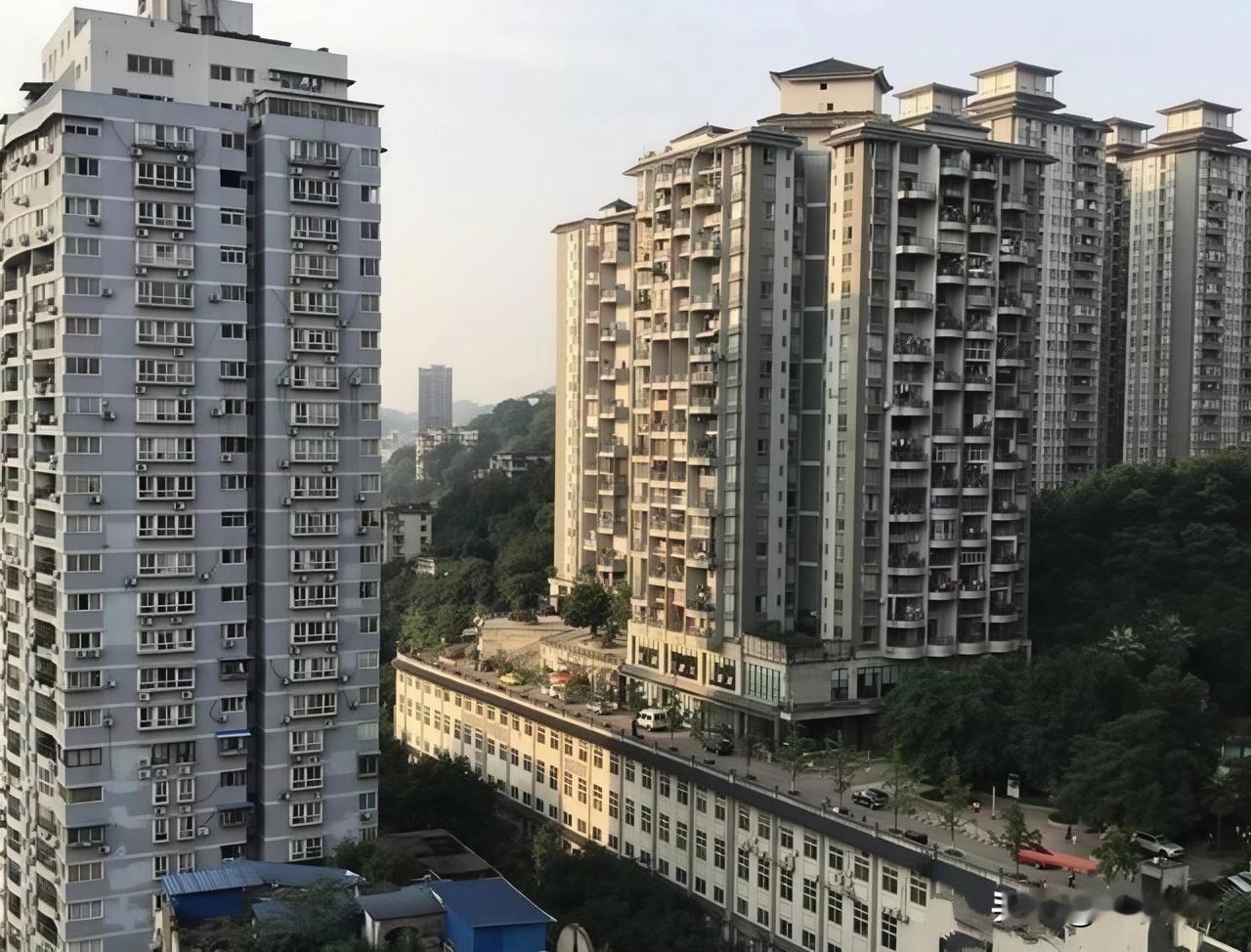 在重庆买房的人都喊冤了！我一朋友在2022年在重庆买了套房子，亏了近40万元，天