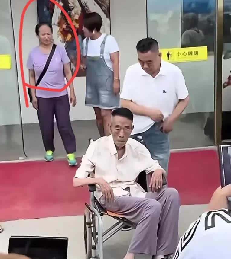 我发现最关心杨少华老爷子的，竟然是一个外人，谁能想到，活动现场别
