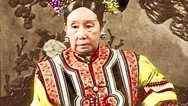 1900年，慈禧狼狈逃窜至山西首富家，临行时，慈禧让乔家借她10万两，乔致庸扑通