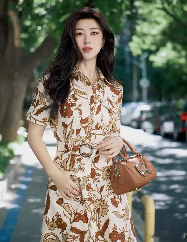 朱珠身着一袭印花长裙气质优雅。​​​