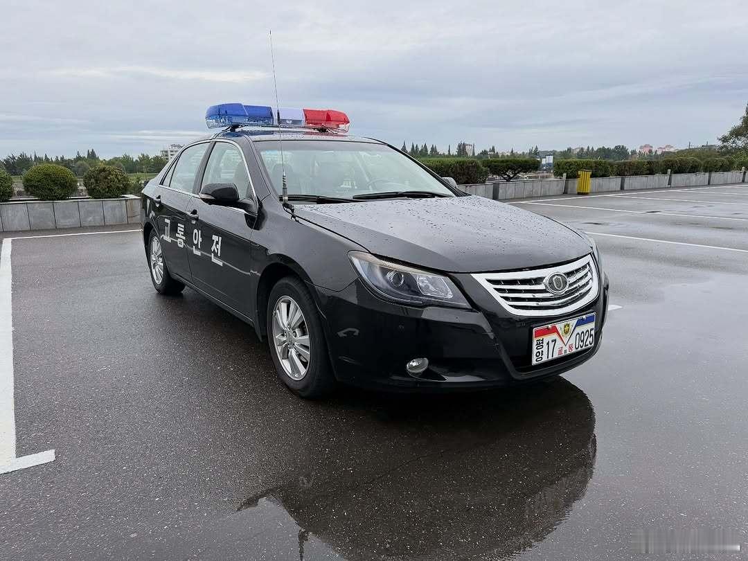 在朝鲜的外国人发现朝鲜官方使用了新版警车车牌。新版的警车车牌为白底，车牌号码为“