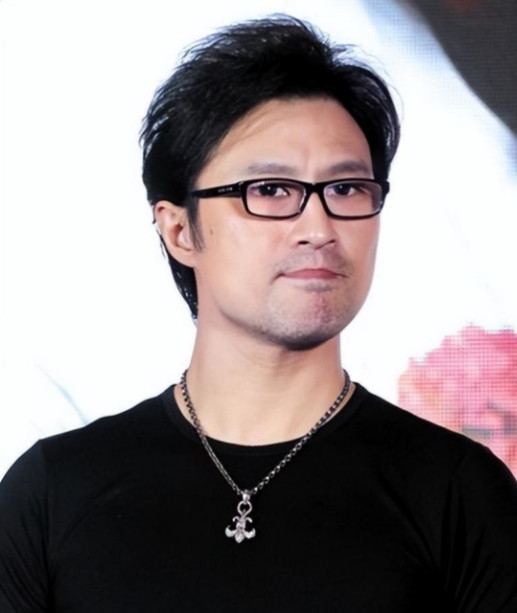2005年，葛荟婕被汪峰赶出家门，她苦苦哀求汪峰：“我好歹给你生了个孩子，你多少