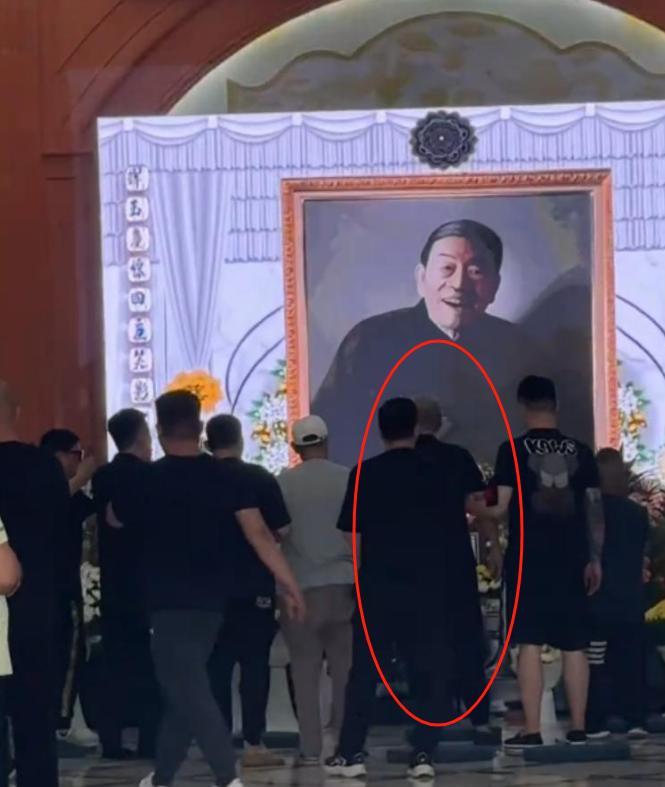 突发！杨少华吊唁现场出现意外，前央视导演灵前失控，看着杨老先生的遗像，越说越激动