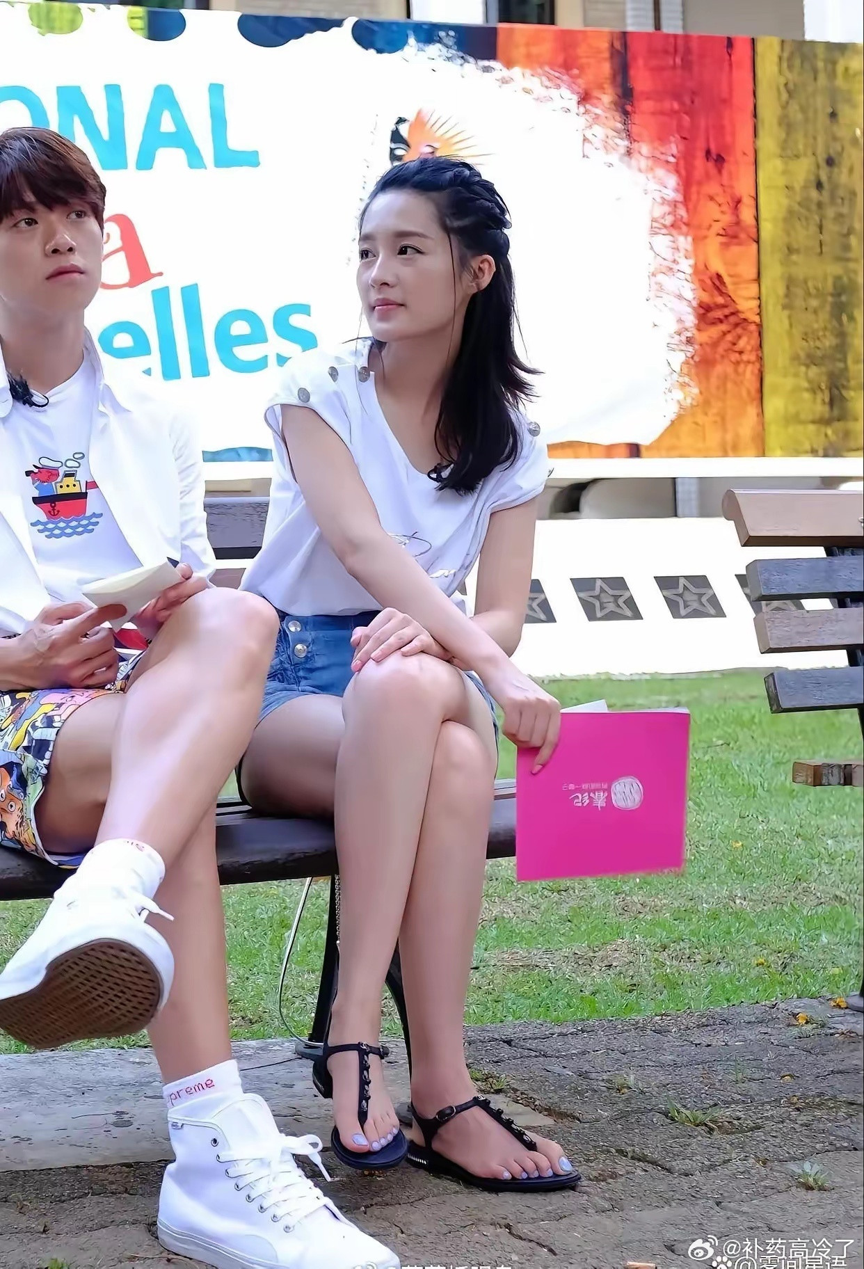 李沁脚上的美甲很漂亮