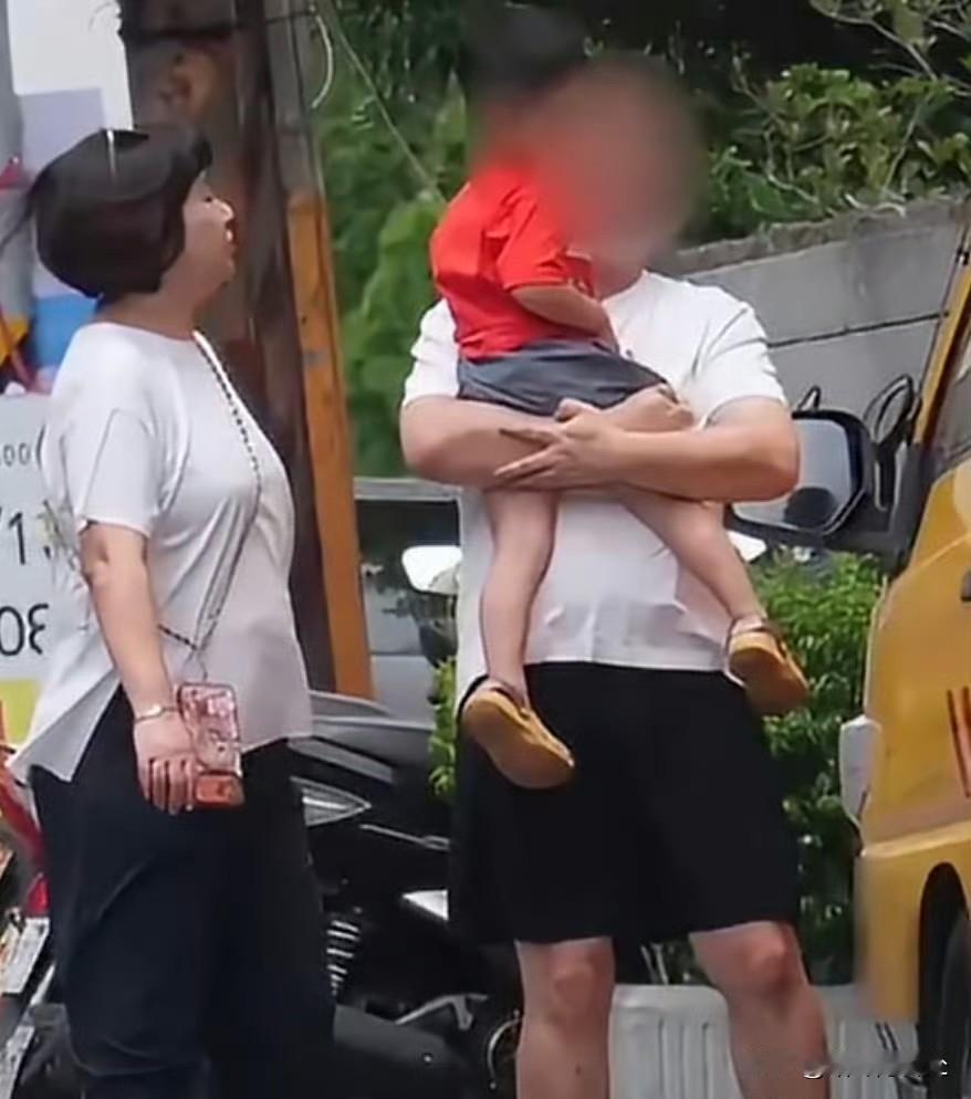 Selina前阵子5月去看动力火车演唱会，被拍到肚子有点鼓，大家就猜她是不是怀二