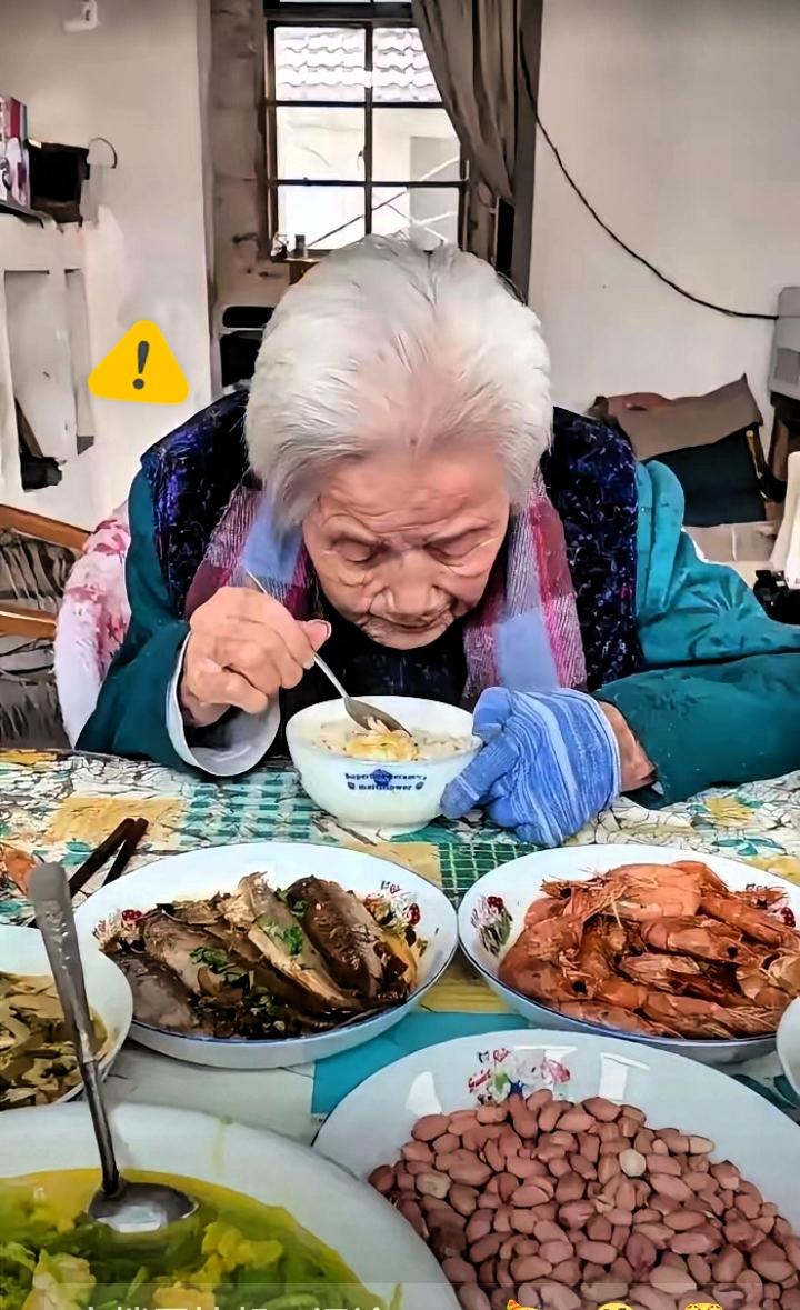 苏州巷子里听来一件真人见闻：一位周阿婆活到98岁离世。走的时候，三个孩子，一个都