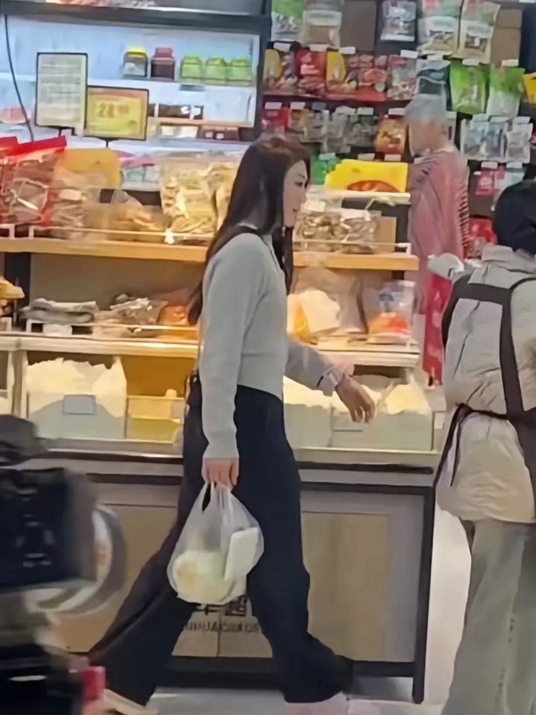 这是陈梦吗？她回青岛在家门口超市买点东西，然后到菜市场摊位前挑选些菜