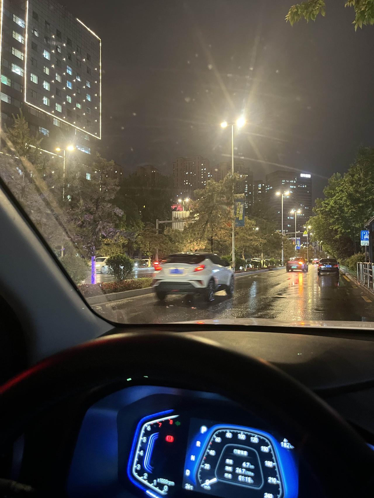 服了，网约车和乘客就距离一台车的距离，一个停在我后面，一个站在我车前面，打电话居