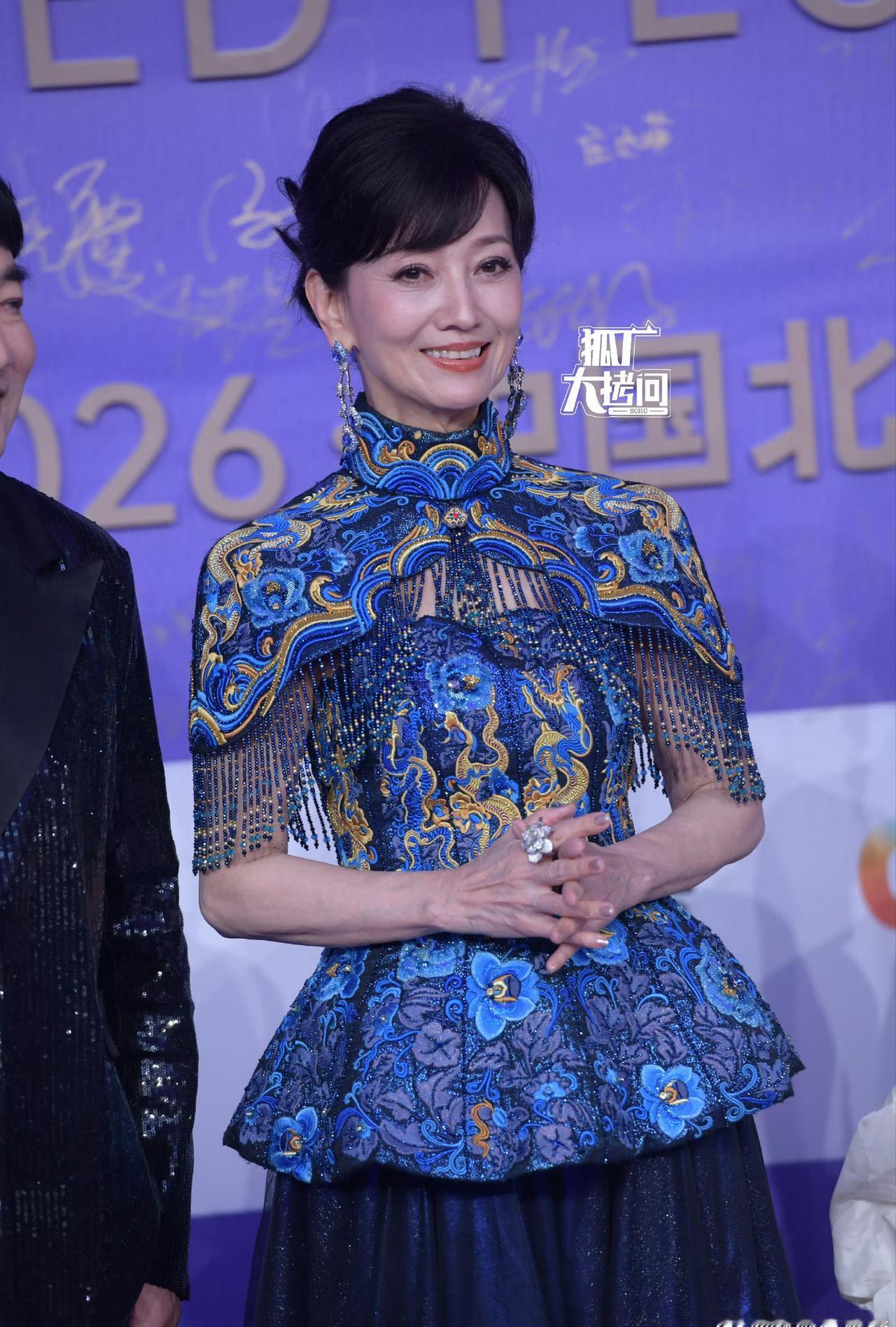 刘晓庆、赵雅芝百花奖状态，两位把那么繁重的衣服穿的好好看