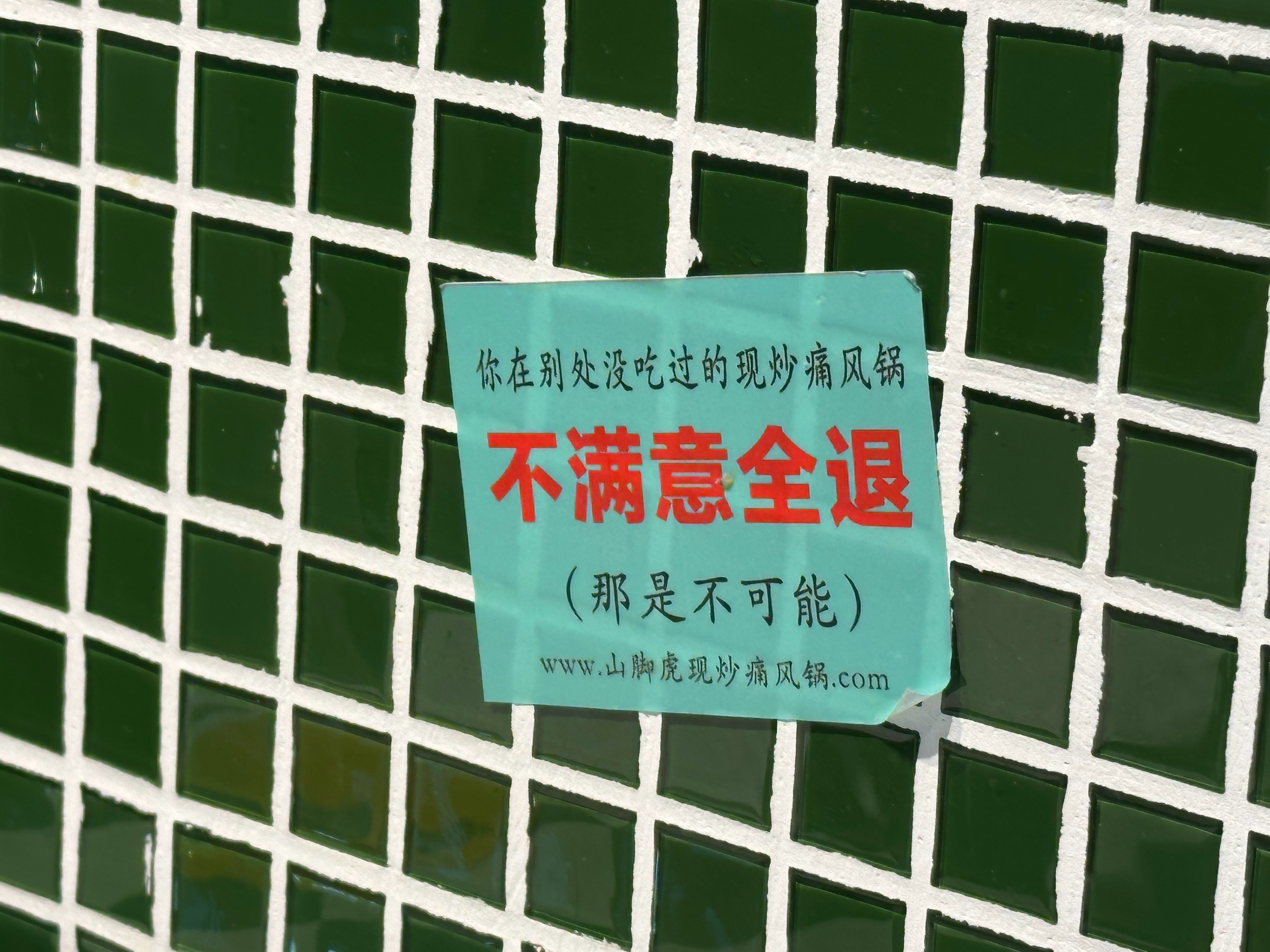 尴尬是会尴尬，但是别太有负担，按自己的节奏来就好。要是我这样三天不敢看微信​​