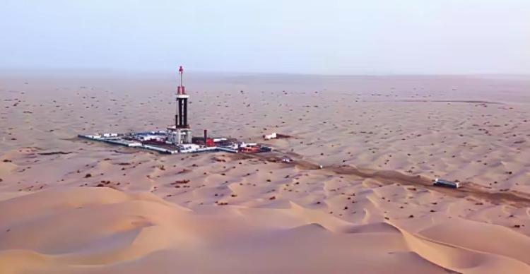 沙漠下面几乎全是石油，中国石油对外依存度72.2%，可是光塔克拉玛干沙漠之下，探