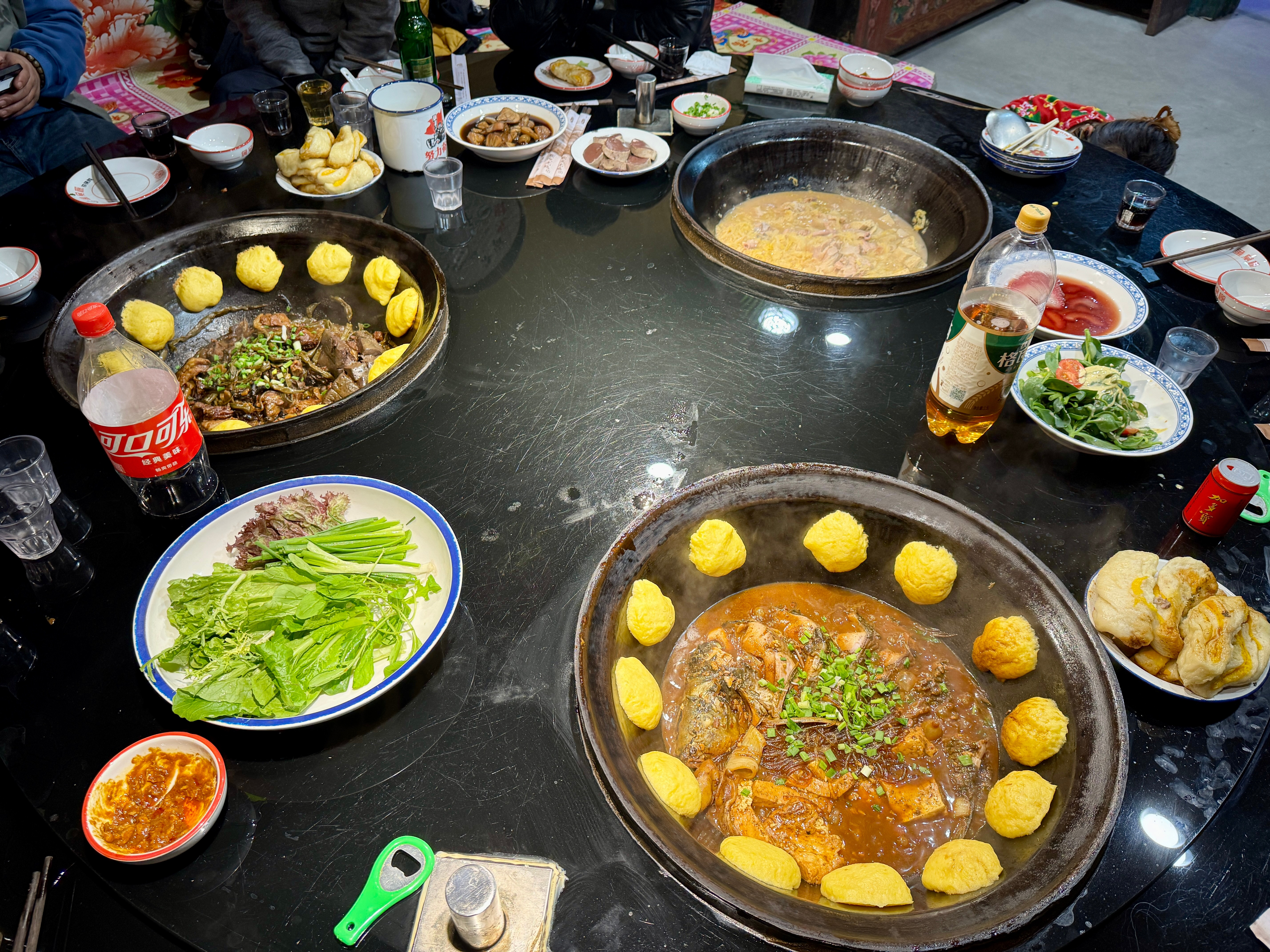 太带劲了，一锅野鸡排骨，一锅大鲤鱼，一锅杀猪菜，今天我也不要形象了，解开腰带猛猛