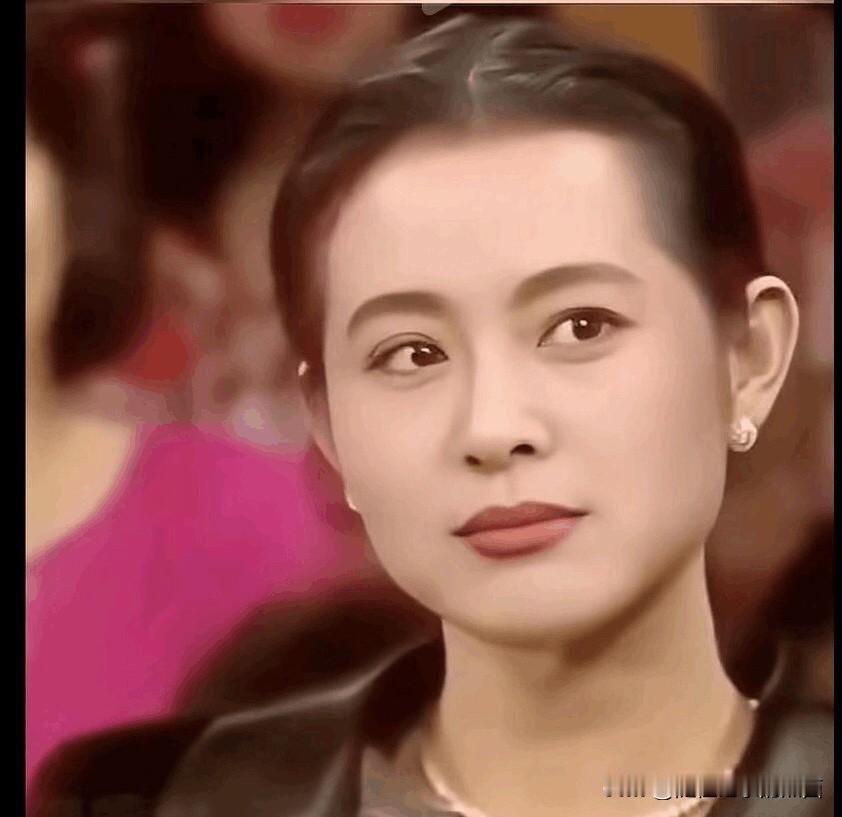 她年轻的时候是主持人里的第一美女，有着乌黑的头发，弯弯的美貌，笑靥如花，高挺的鼻
