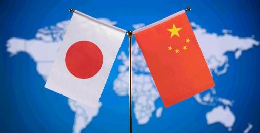 美媒开始添油加醋，做文章了！美媒声称，因为中国对高市早苗的攻击，高市早苗不愿意与