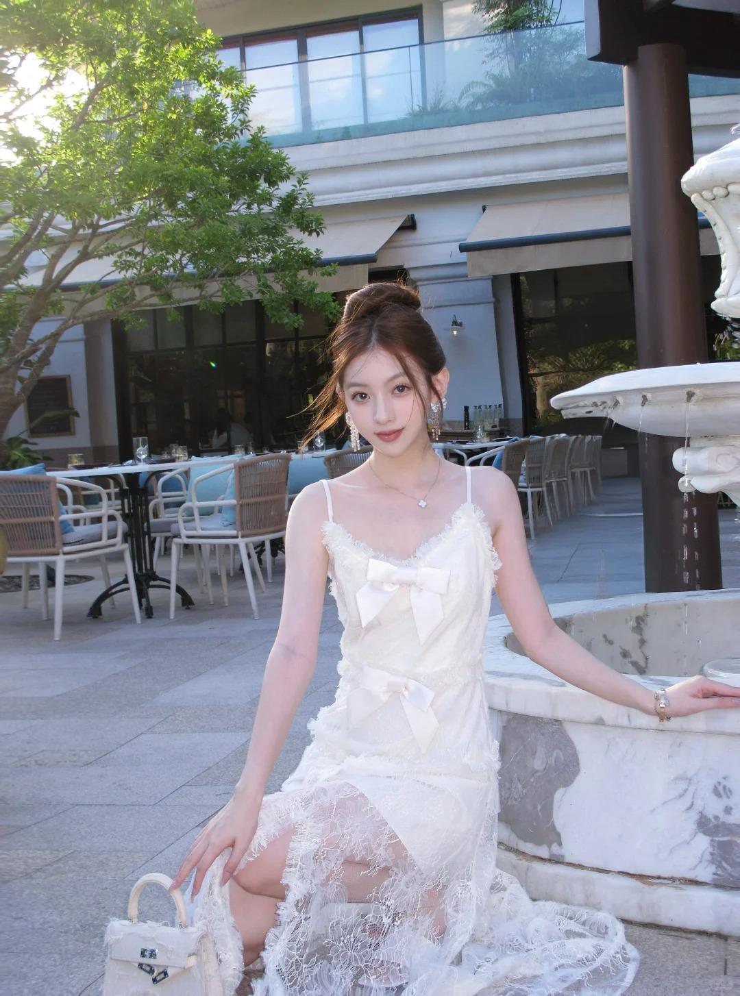 北京兼职模特小姐姐，面庞似液态水晶与凝脂的共生，肌理清透不寡淡，骨相的凌厉藏于柔