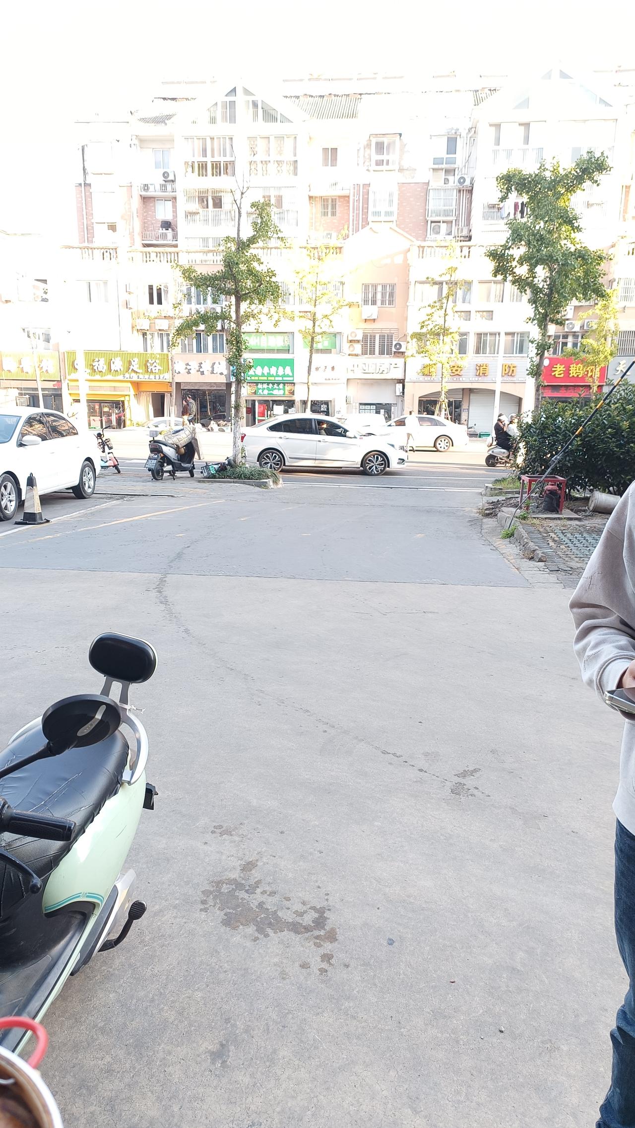 昨天晚上一个顾客要买五笼速冻汤包，我跟他说明天下午过来拿，也就是今天。梅子把五笼