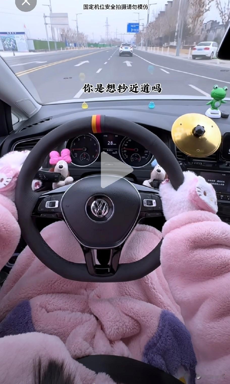 事实证明，并不是我们对女司机有偏见，只是女司机开车真的差距太大了!刚才刷到一