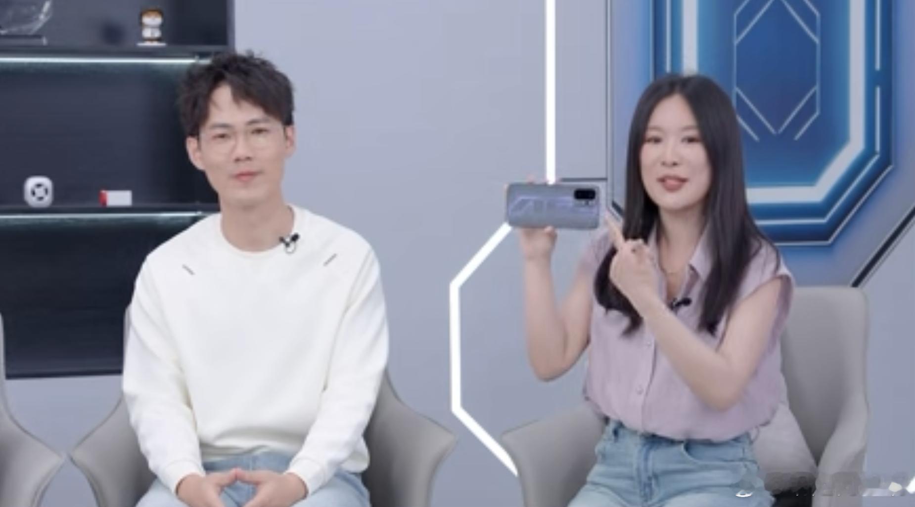 李杰在隔壁平台刚直播完有游戏手柄，会和一加Ace6至尊版一起发布但就是没说价格