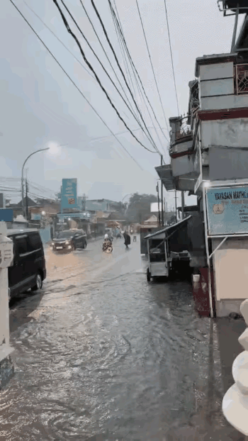 这是哪个卧龙想出来的，油箱起火，打算用水处理吗？