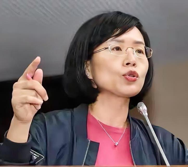 还真是荒唐他妈给荒唐开门，荒唐到家了，“台独”分子苏巧慧在极力为其“汉奸”曾祖父